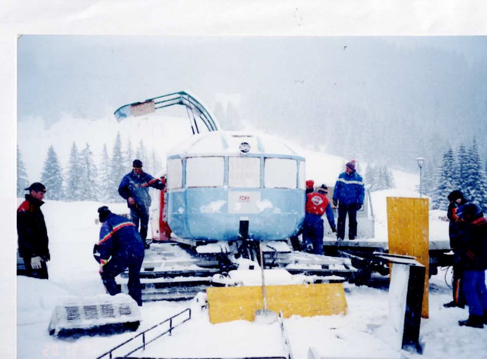 Il team del Club Moritzino attorno alla prima cabina 4Cats appena arrivata in Alta Badia, sotto la neve