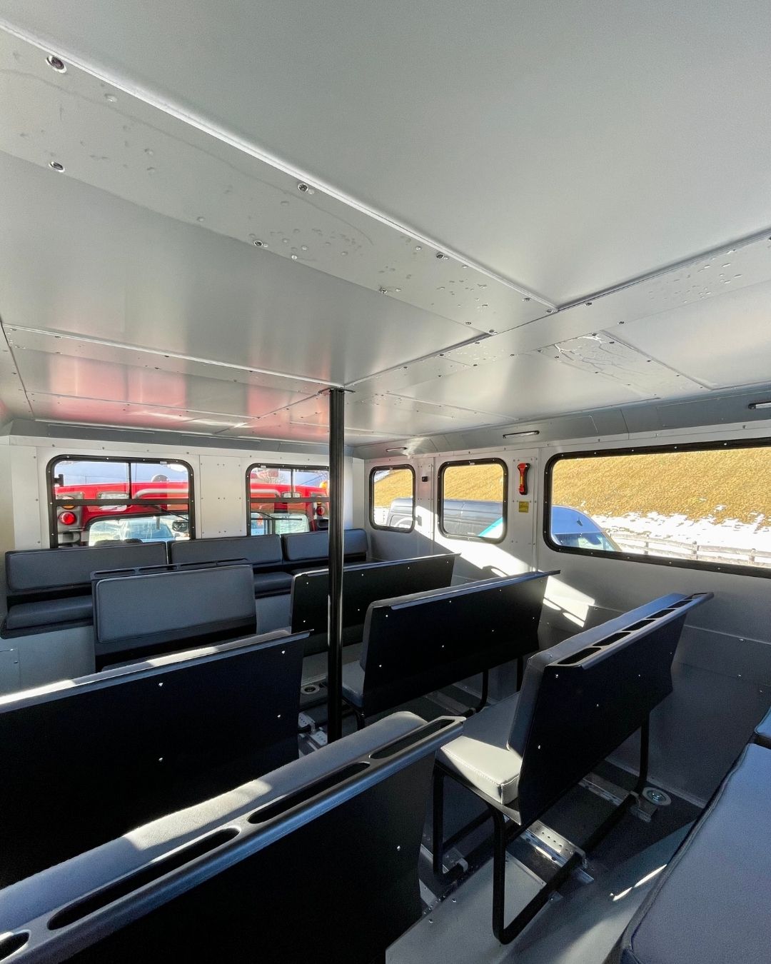 Interno cabina passeggeri snowcat 4Cats con panche smontabili fino a 23 posti