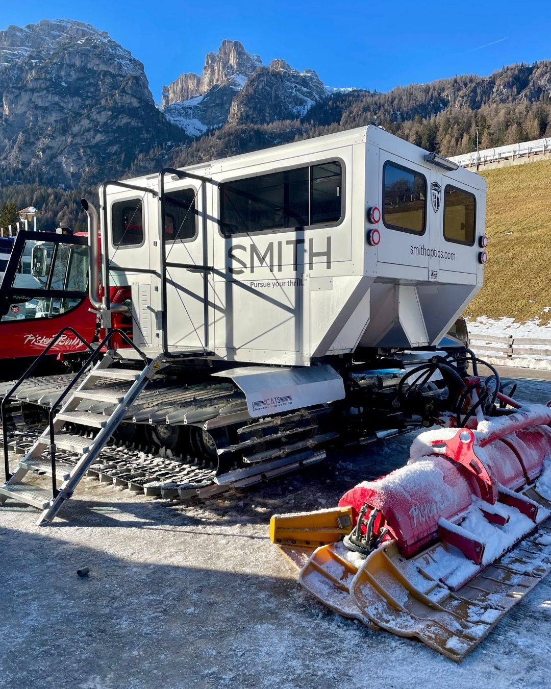 Cabina 4Cats su gatto delle nevi con Dolomiti sullo sfondo